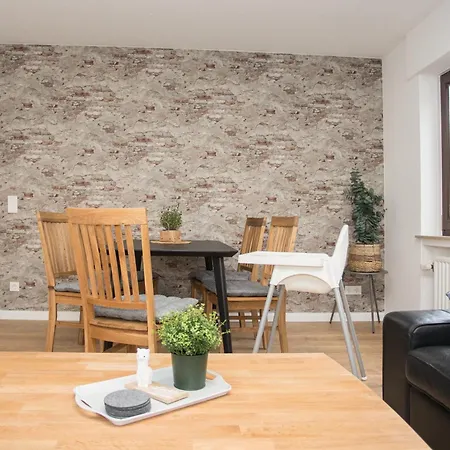 Deluxe For 5 - 2 Bedrooms - Free Private Parking - 5 Min To Slopes - Terrace