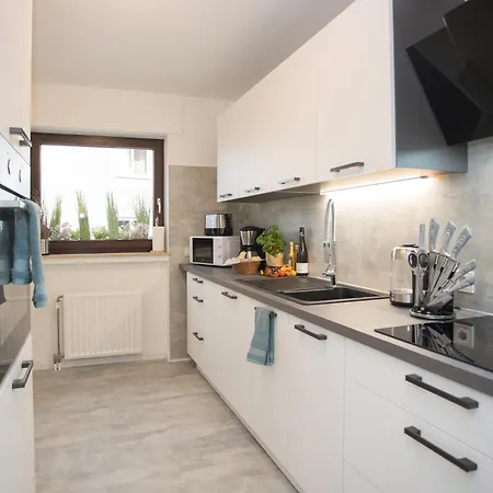 Deluxe For 5 - 2 Bedrooms - Free Private Parking - 5 Min To Slopes - Terrace *