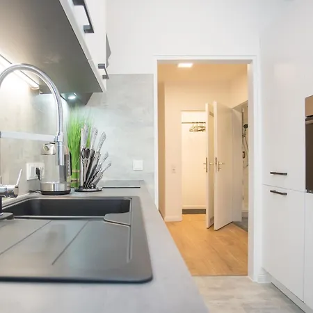 Deluxe For 5 - 2 Bedrooms - Free Private Parking - 5 Min To Slopes - Terrace